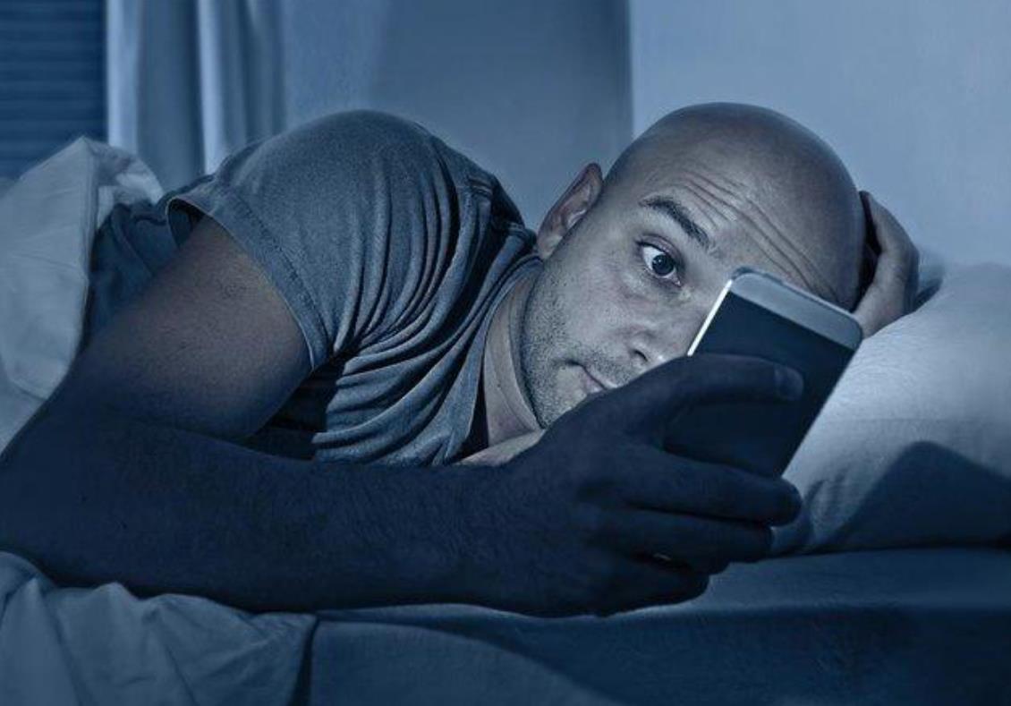 男人喜欢半夜在床上玩手机，躺着玩手机4大危害