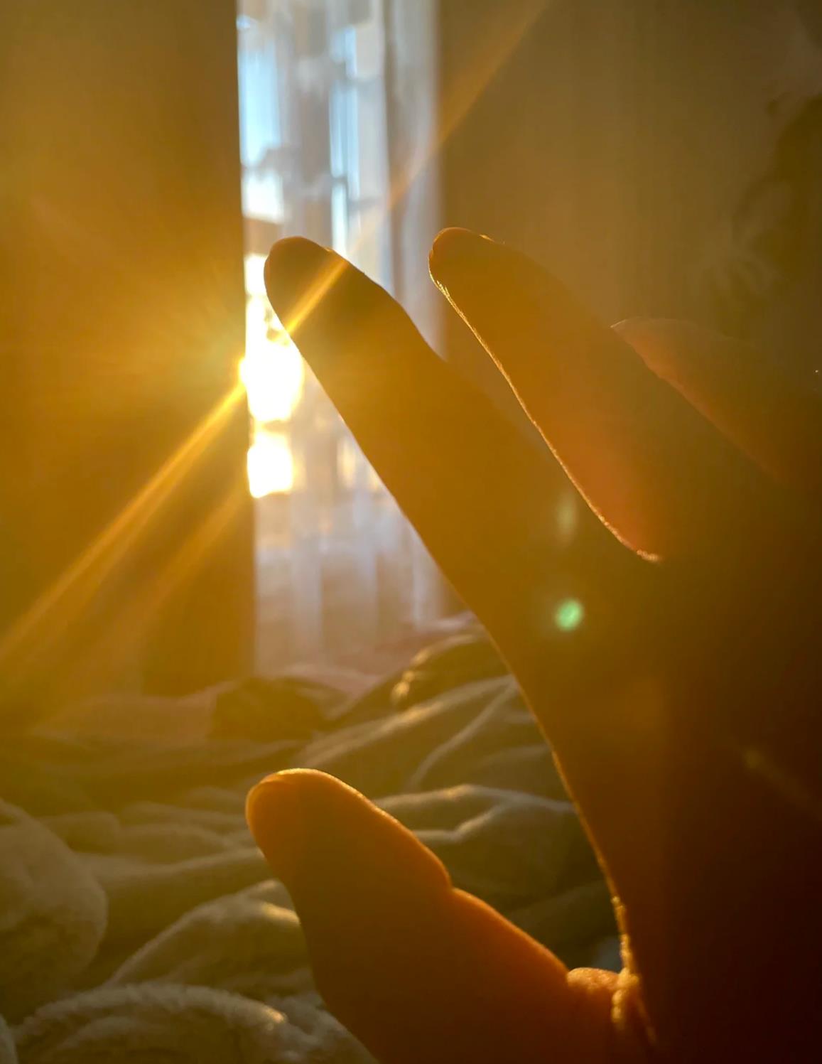 女性手指触摸阳光图片