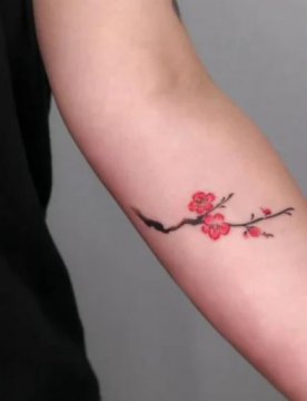 女人手上纹梅花图案