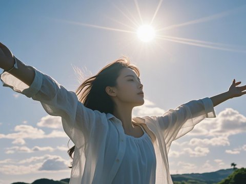 女性张开双臂拥抱阳光的图片