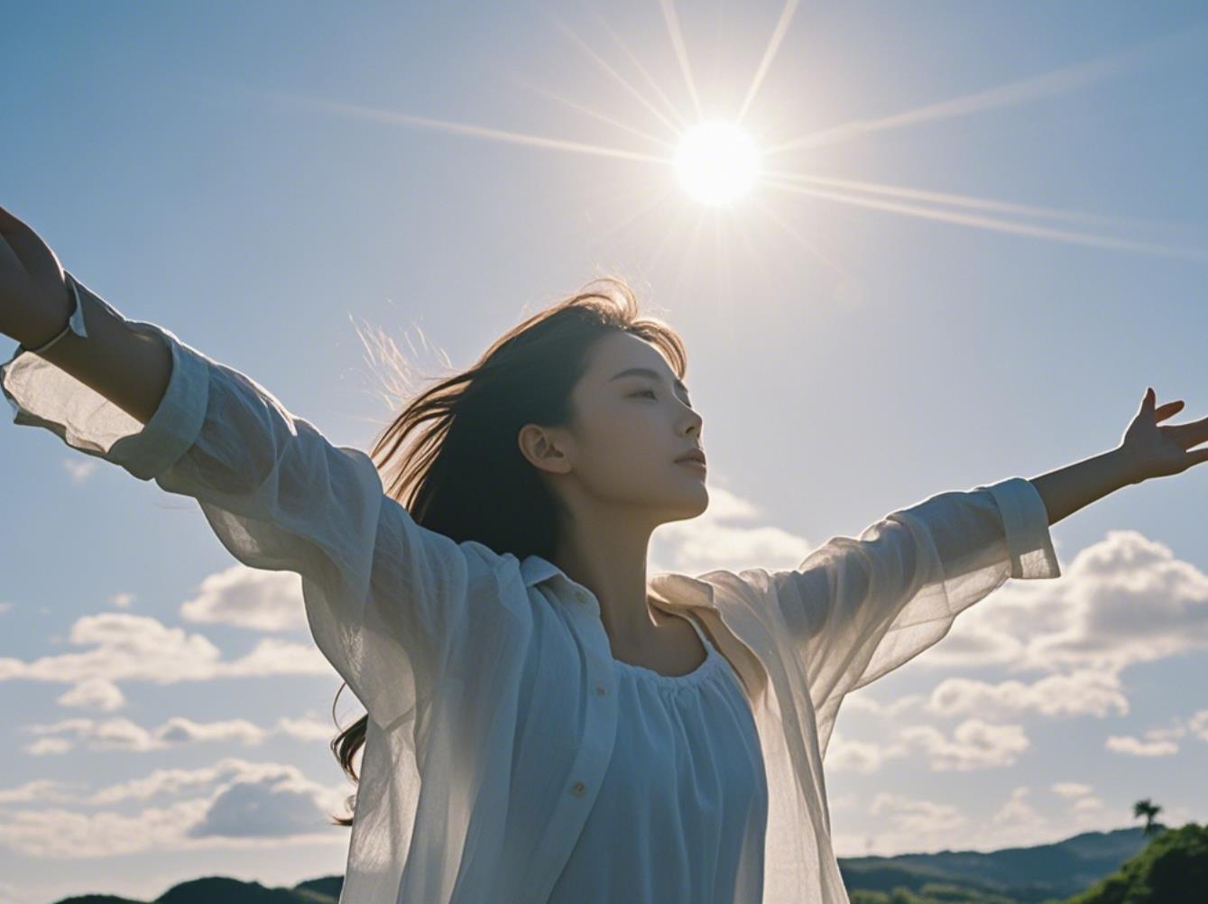 女性张开双臂拥抱阳光的图片