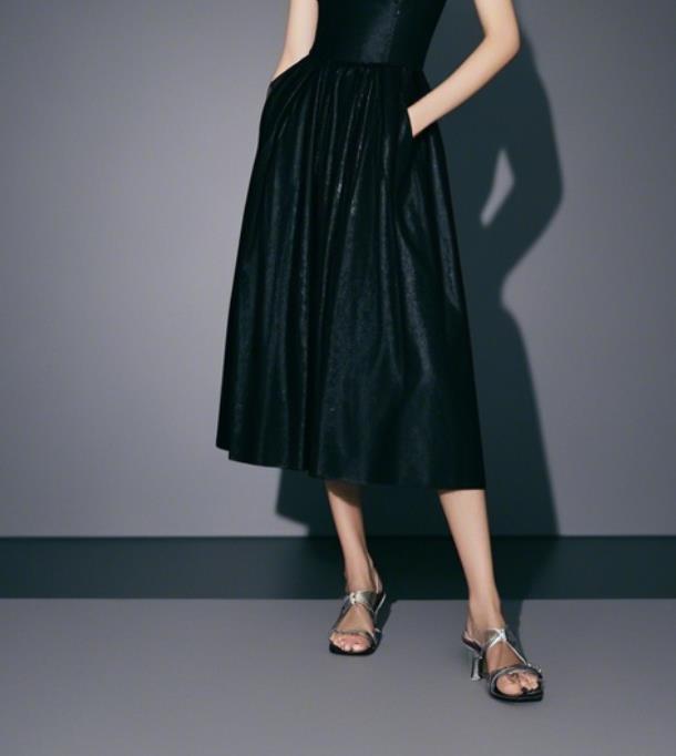 黑色连衣裙配什么鞋子