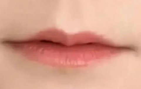 薄嘴唇的女人图片