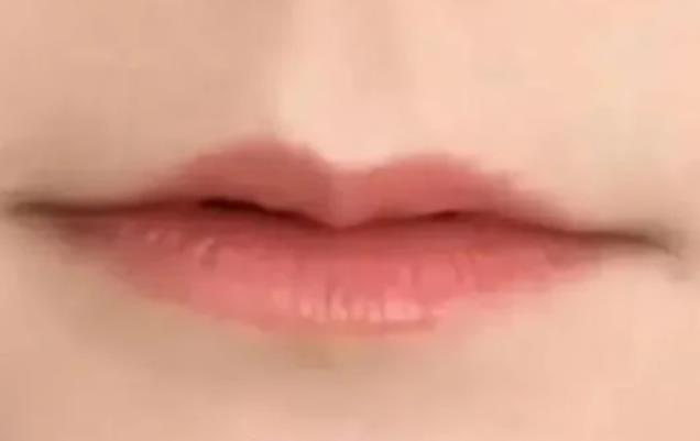 薄嘴唇的女人图片