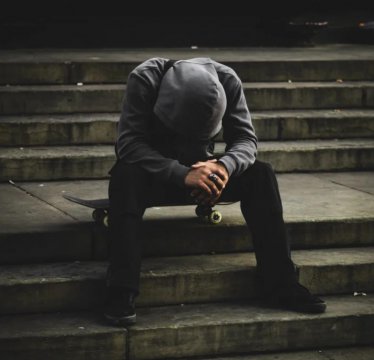 男人难过的图片