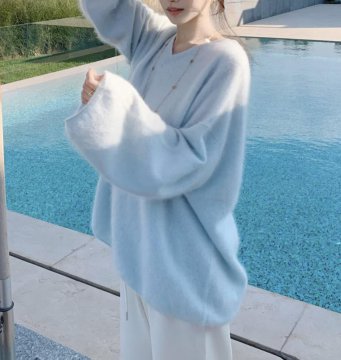 冰雪蓝毛衣如何搭白色阔腿裤
