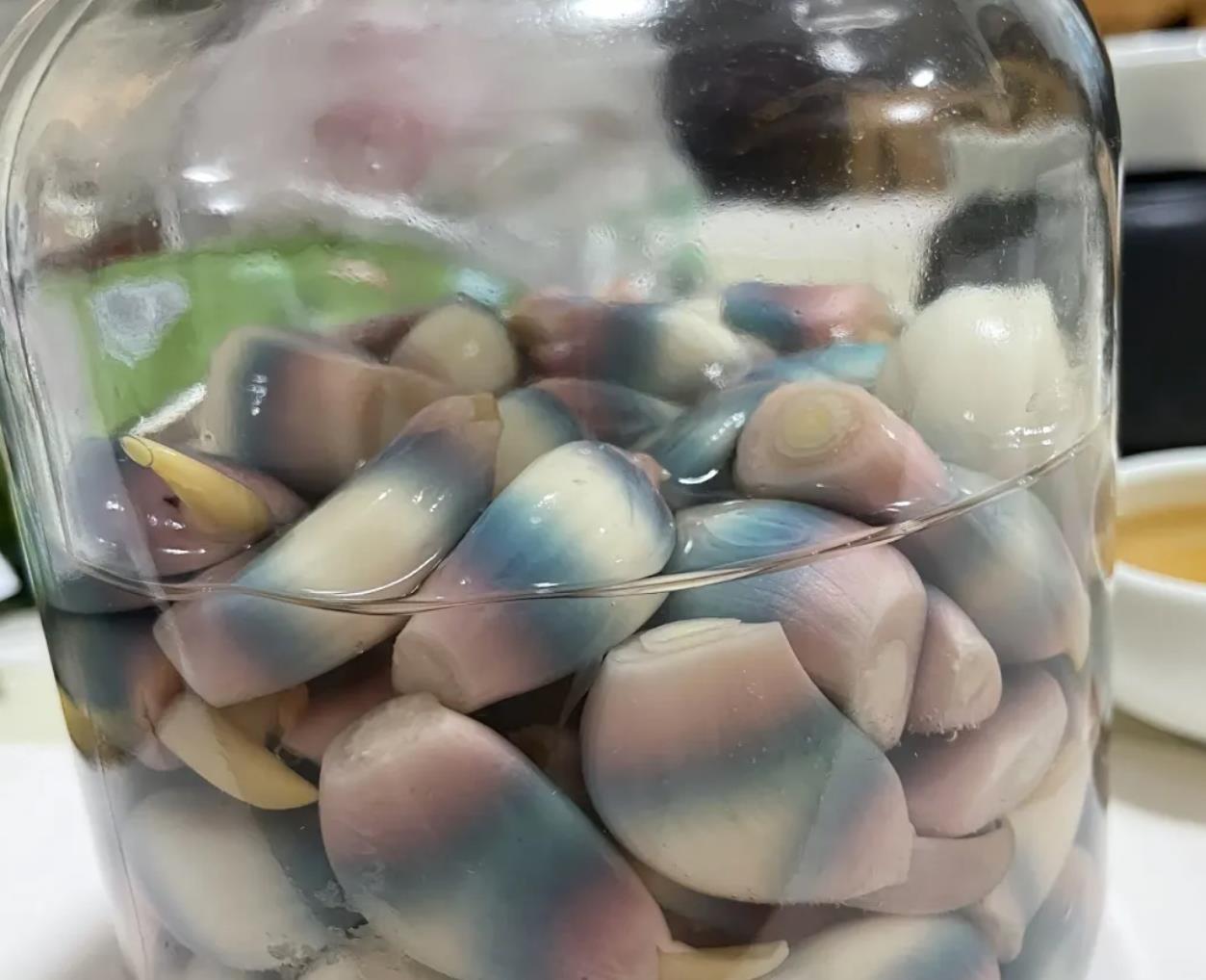 腊八蒜为什么变粉色