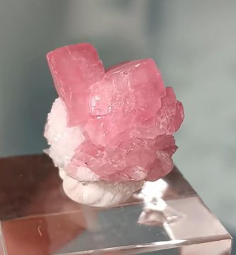 粉红色石头是什么矿石