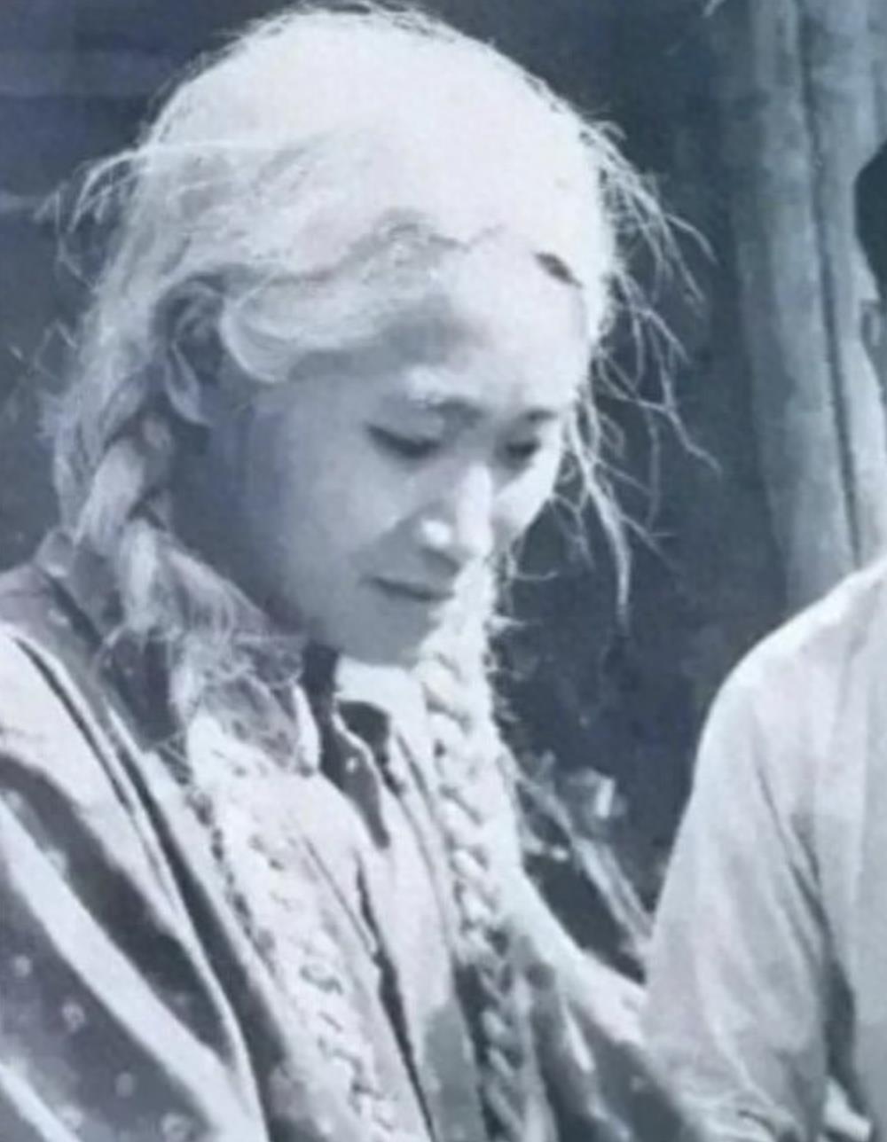白毛女真人照片