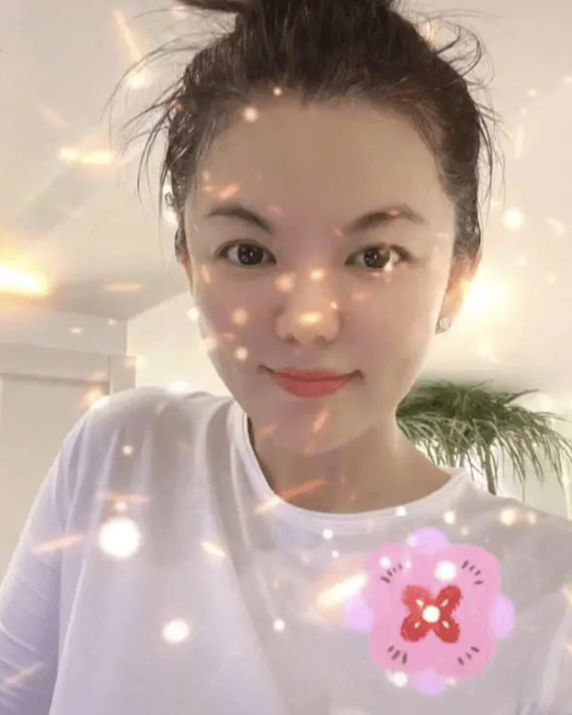 卸妆后的李湘长相