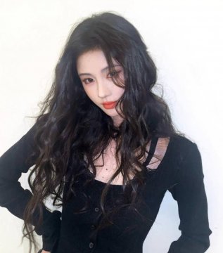 鞠婧祎黑色修身上衣自拍有哪些