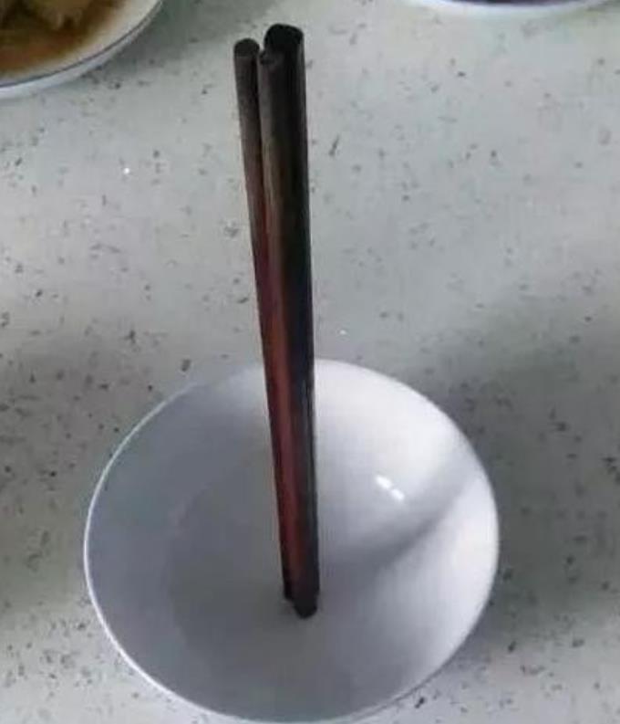 水中立筷子是什么原理