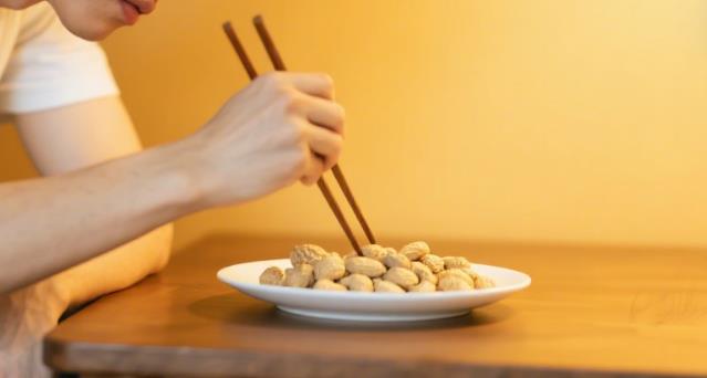 一根筷子吃花生有几种方法，一根筷子吃花生米解法