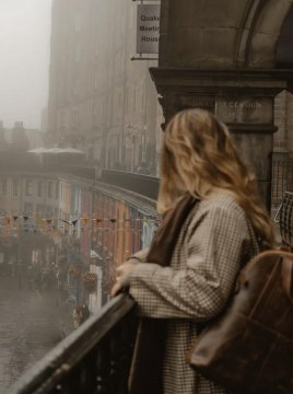 外国女性阴郁的背影图片高清