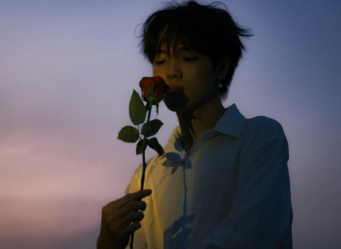 男人亲吻花朵的图片