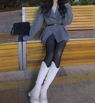 白色的靴子配黑裤袜好看吗