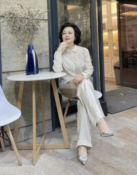 成熟老阿姨高级感照片