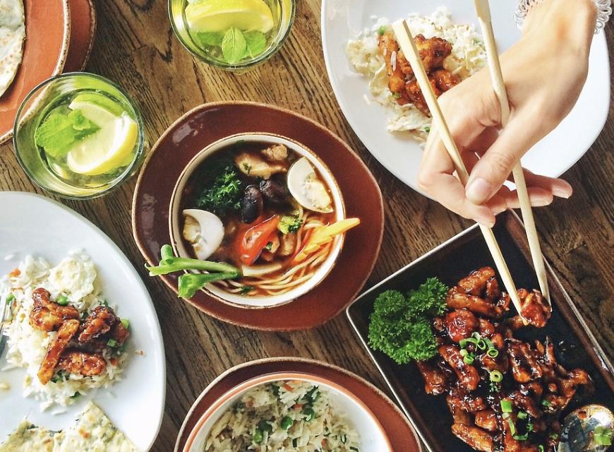 女生一般到了晚上爱吃啥,一到晚上就控制不住吃东西