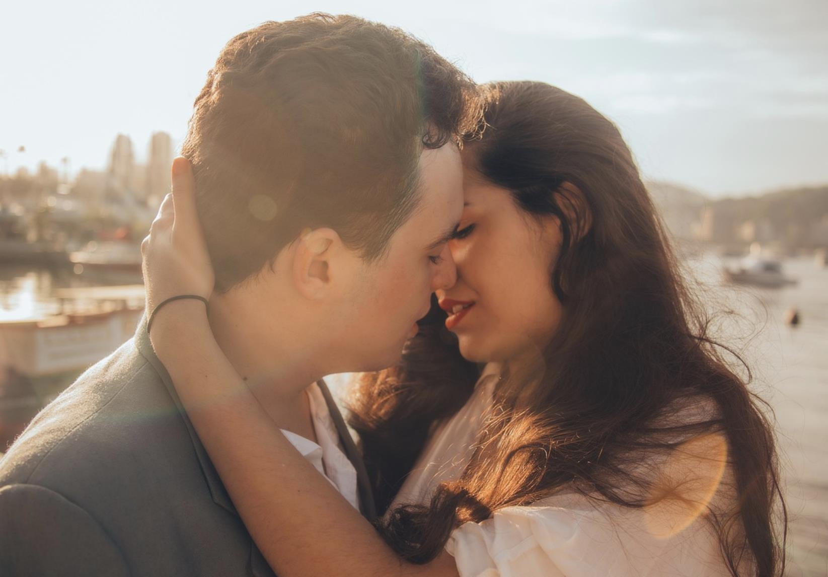 男生接吻后突然摸女生脸是为什么,男女一旦有了切肤之亲的表现