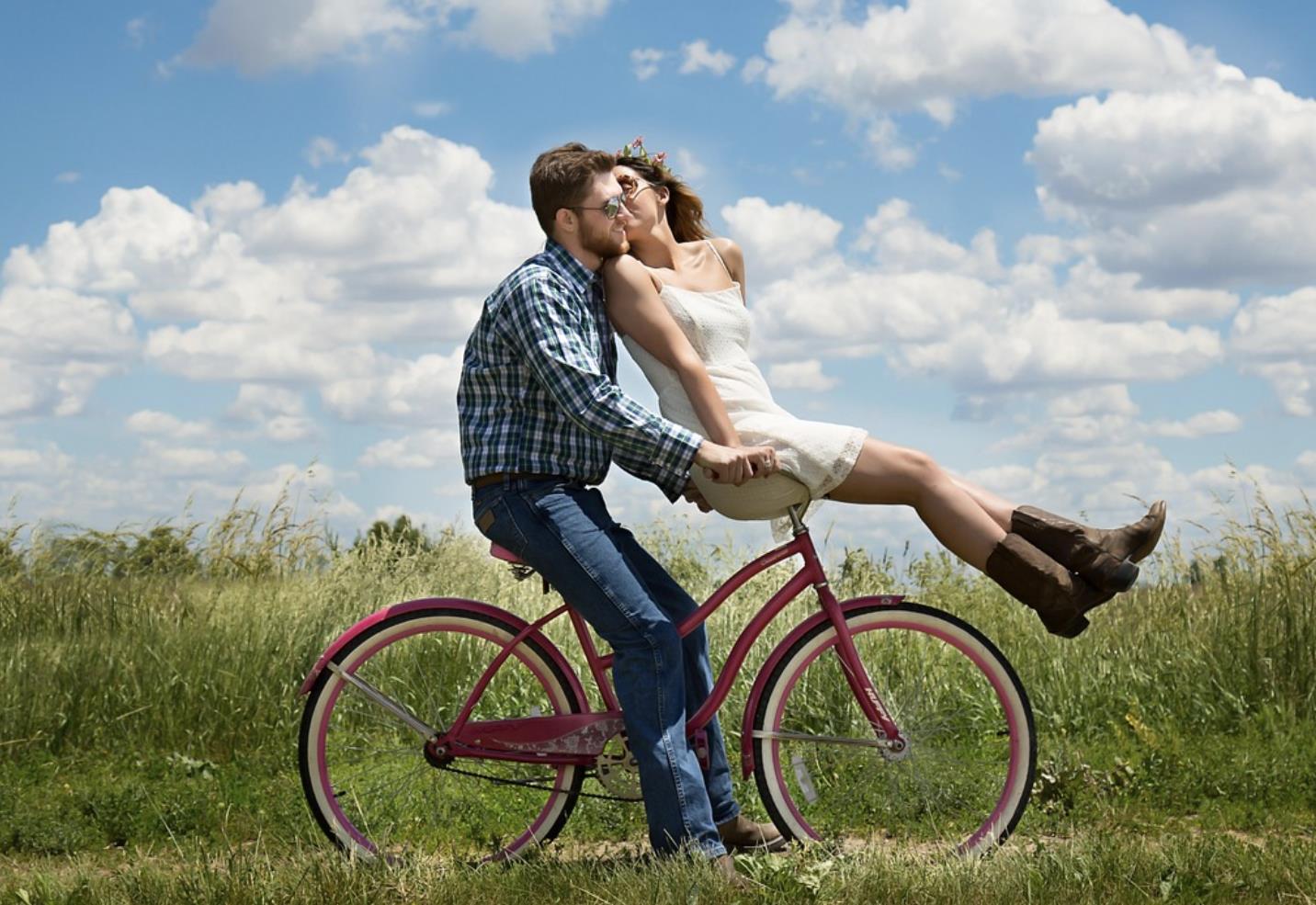 男生接吻后突然摸女生脸是为什么,男女一旦有了切肤之亲的表现