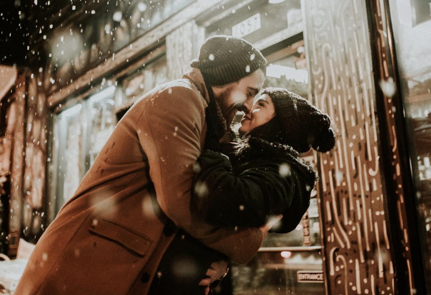 男生接吻后突然摸女生脸是为什么,男女一旦有了切肤之亲的表现