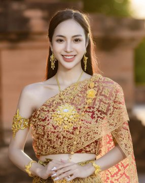 女生露出全部五官图片