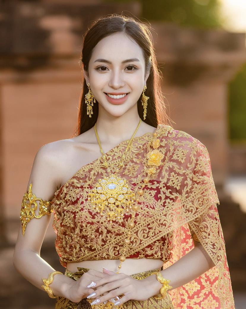 女生露出全部五官图片