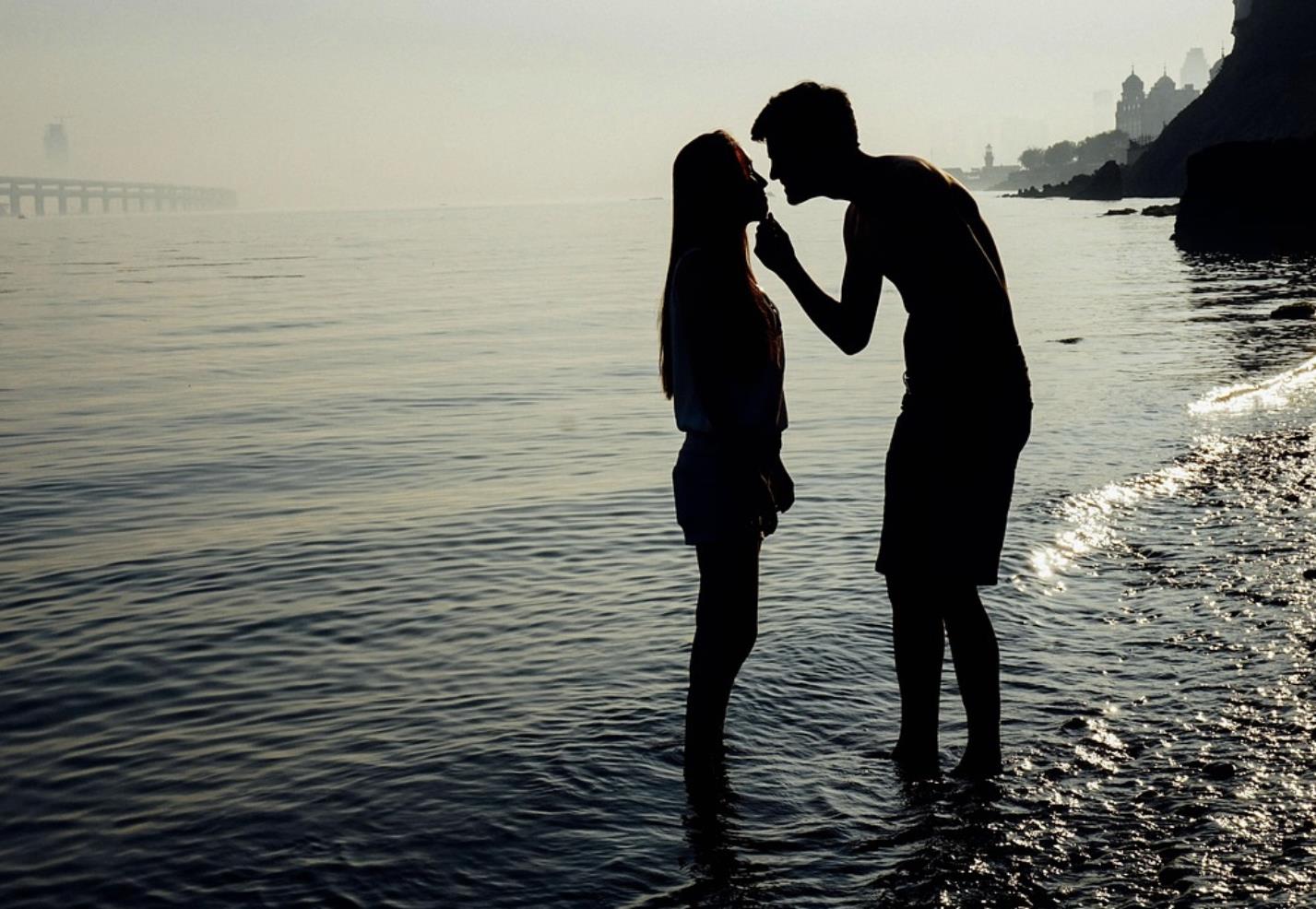 男人吻女人的下巴是真爱吗