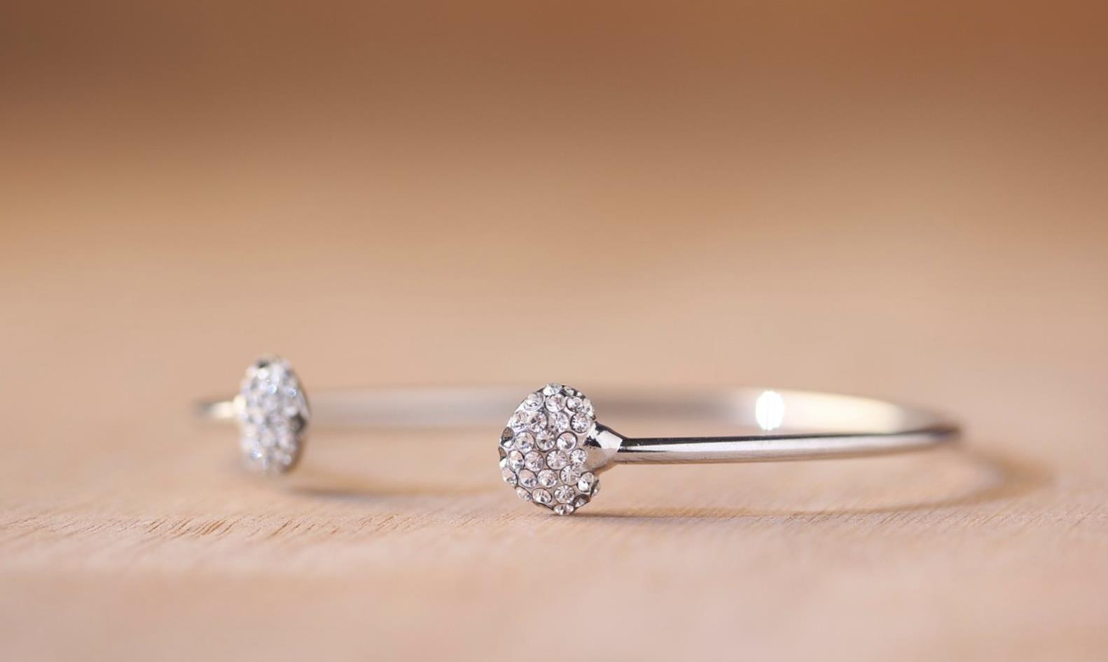 23岁女生第一次见面送什么好