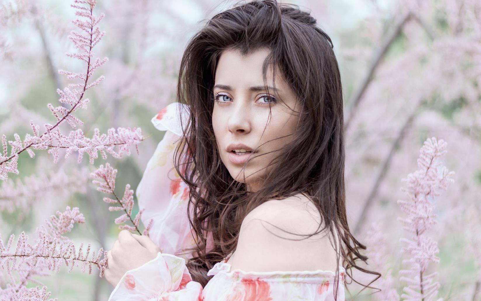 女生自愿让你摸她的脸颊，说明心里有了你