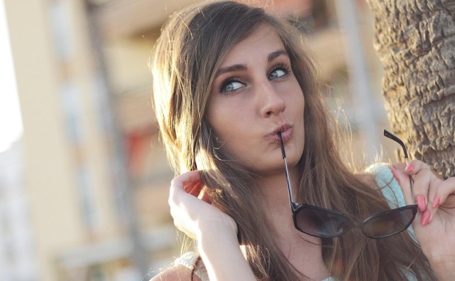 女生自愿让你摸她的脸颊，说明心里有了你