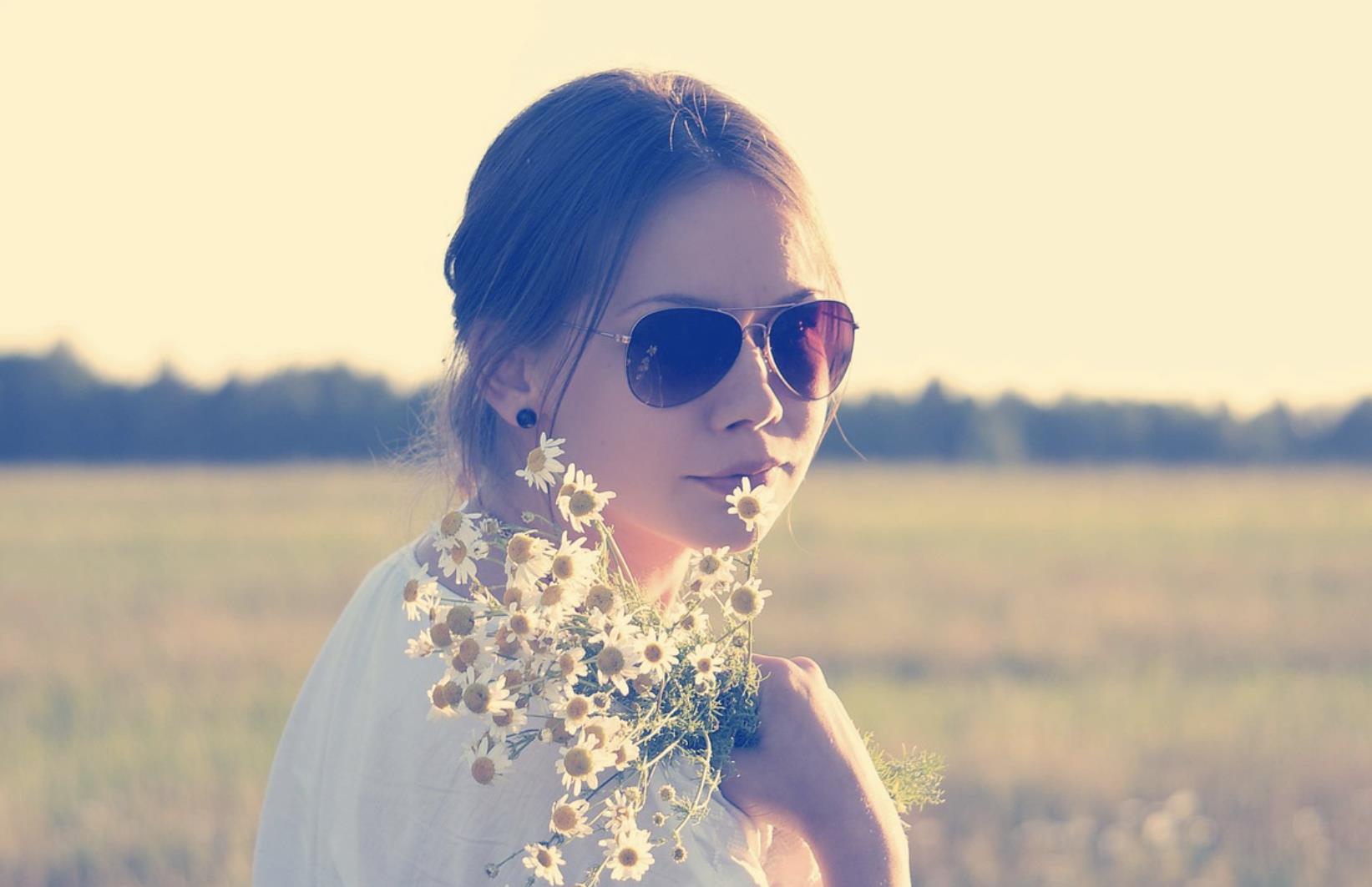 女生自愿让你摸她的脸颊，说明心里有了你