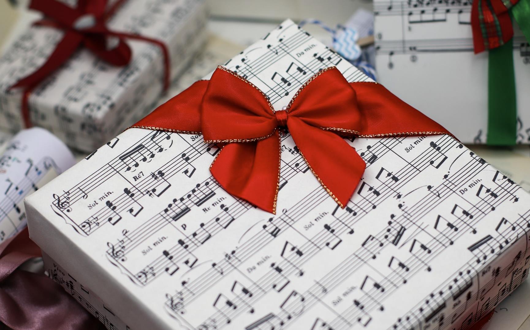 女孩第一次给男孩送礼物，女生第一次约会送礼物